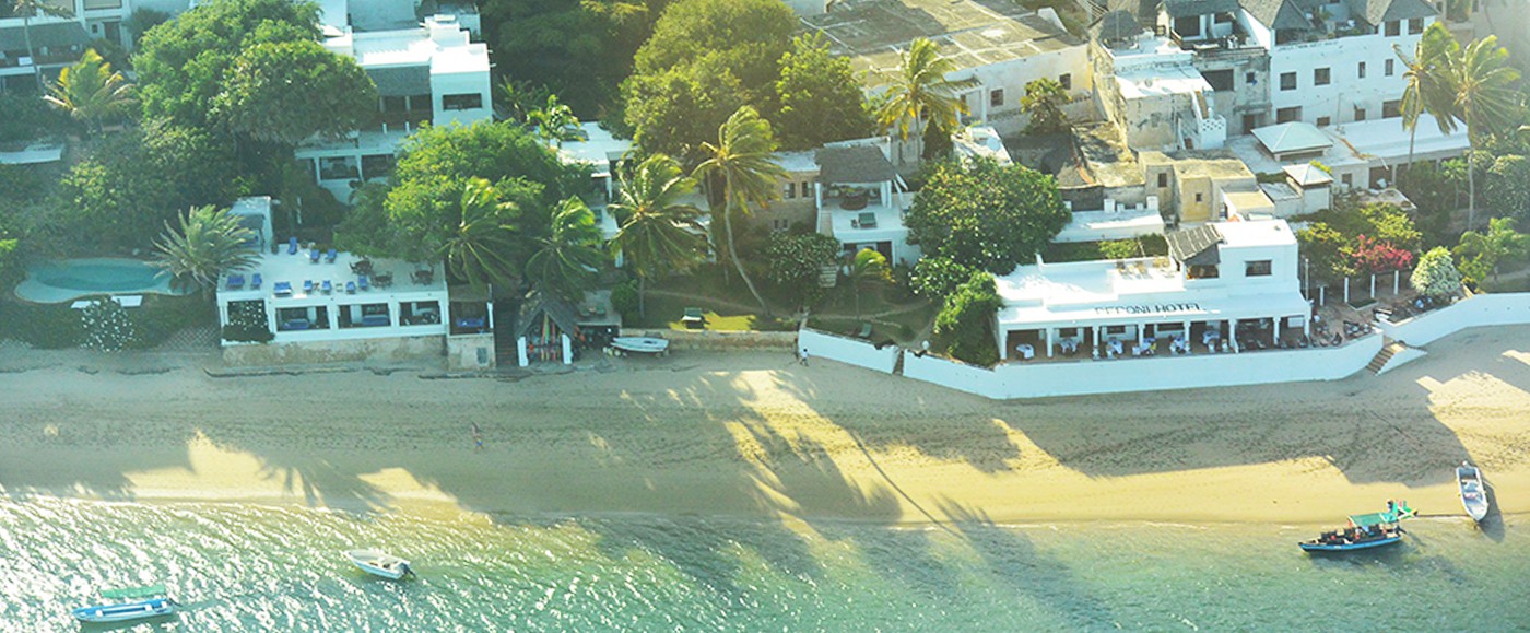 La terrasse du Péponi à 100 mètres par la plage, c’est là qu’on se retrouve pour papoter, prendre un verre.