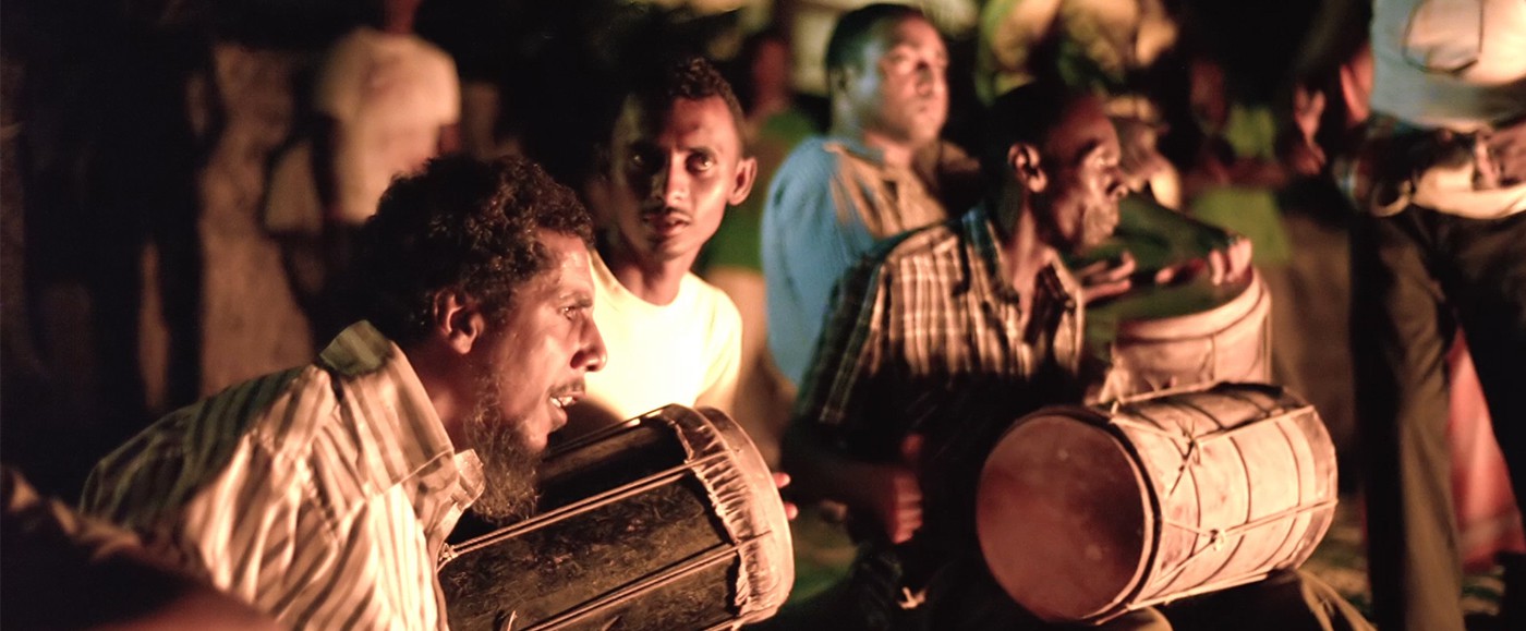A fire on the beach, some djembes and drums, we sing all together, that’s our kind of holidays too!