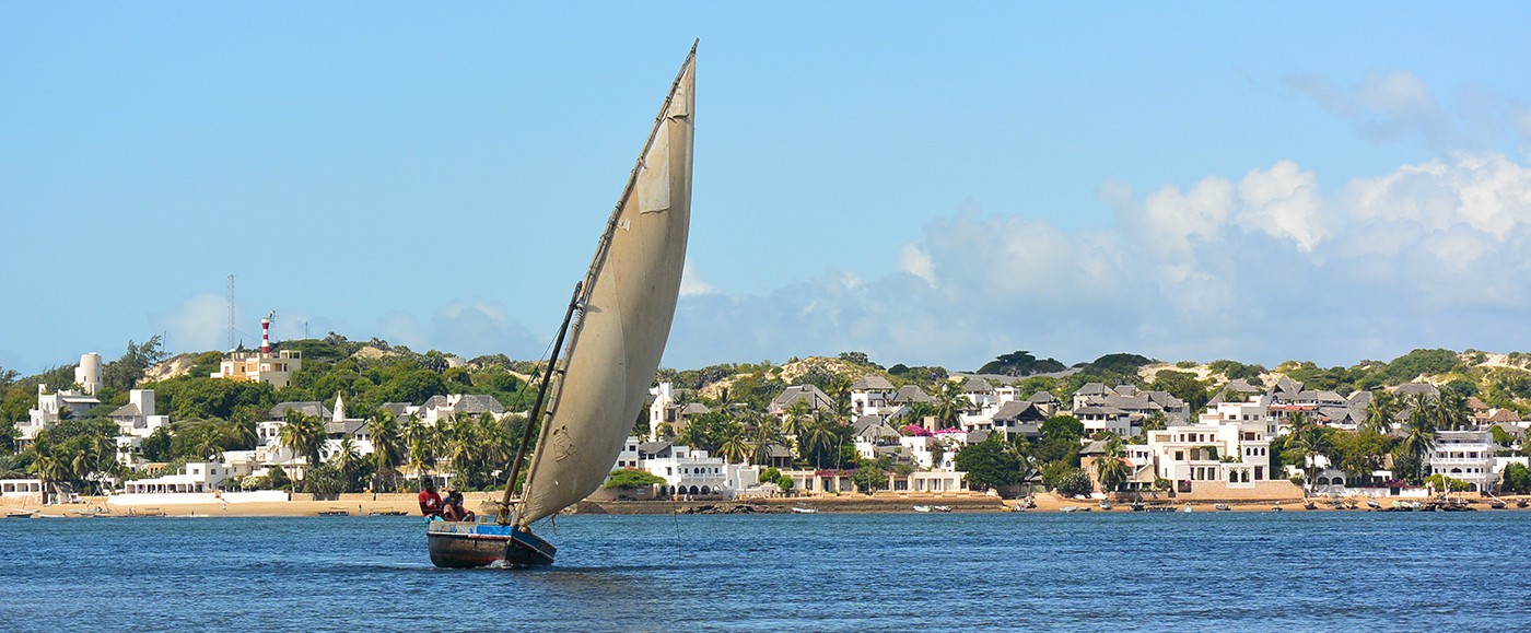 Sailing, dhows, are entirely part of the Lamu style of life, no car here, these boats, with engine or sail, are our taxi.