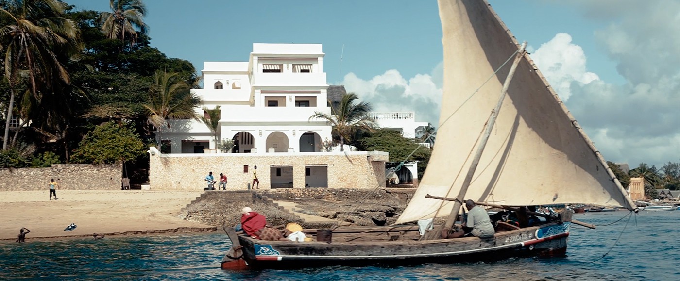 Forodhani House is direct on Shella Beach, dhows slide silently in front of you.