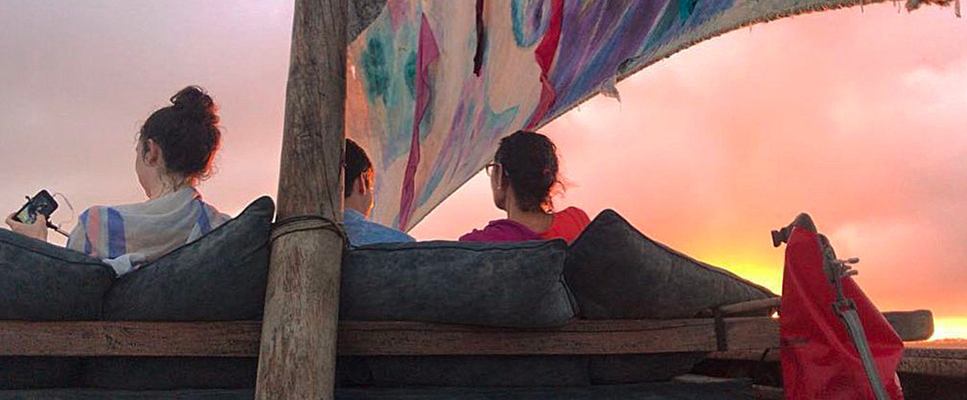 personnes profitant d’une croisière au coucher du soleil près de Lamu au Kenya