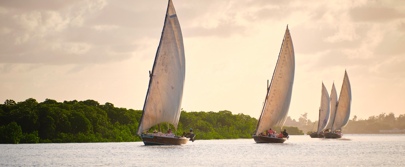 bateaux dhow naviguant sur l’océan Indien près de Lamu au Kenya