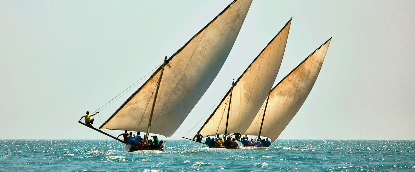 bateaux dhow traditionnels naviguant sur l’océan près de Lamu au Kenya