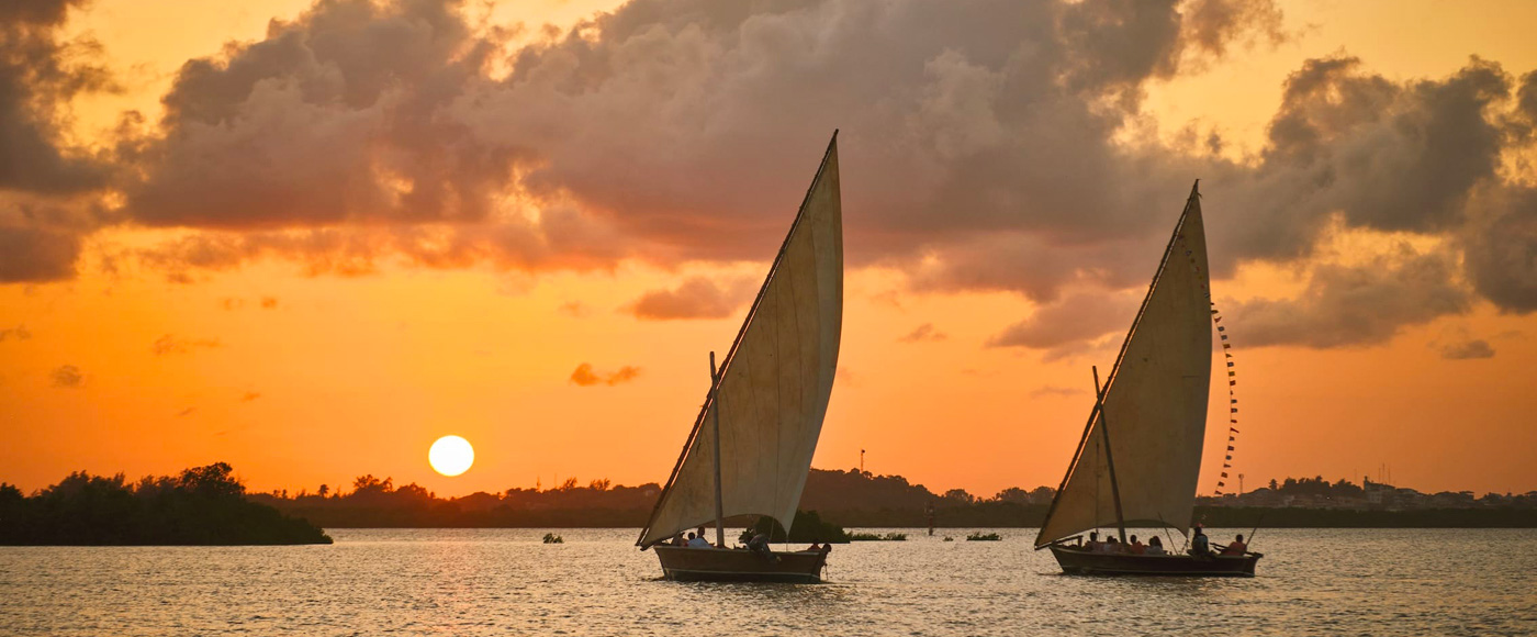 voiliers traditionnels naviguant au coucher du soleil près de l’île de Lamu au Kenya