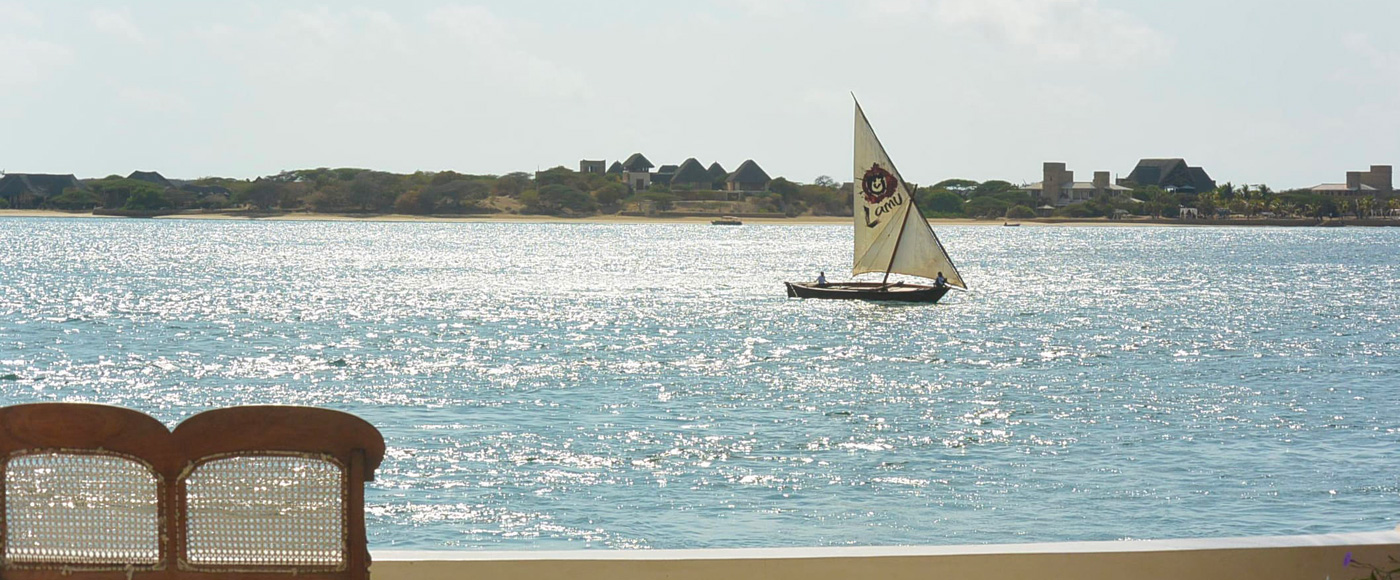 bateau traditionnel naviguant sur l’océan au large de Lamu au Kenya
