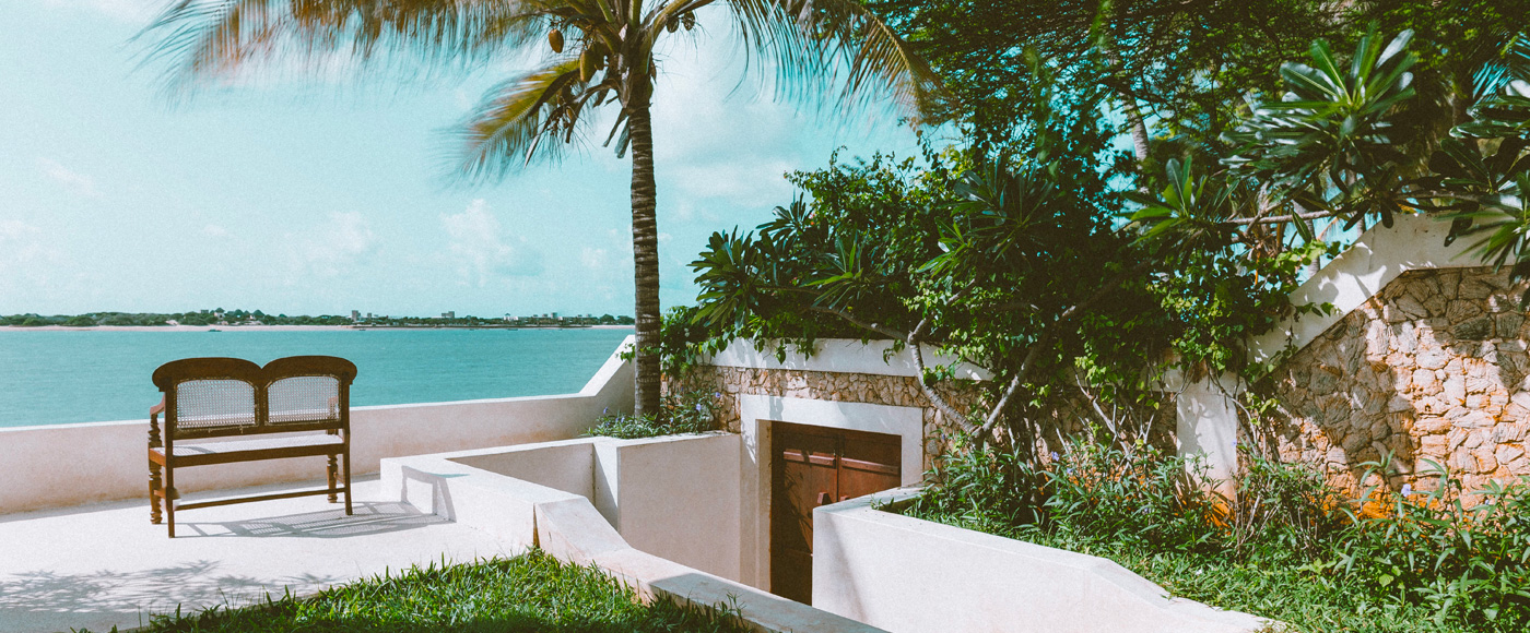 jardin et terrasse de la villa à Shella Beach sur l’île de Lamu au Kenya avec vue sur la mer et palmier