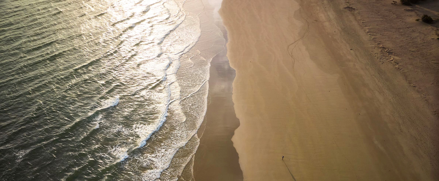 vue aérienne de la plage Shella Beach sauvage sur la côte de Lamu au Kenya avec vagues et sable doré