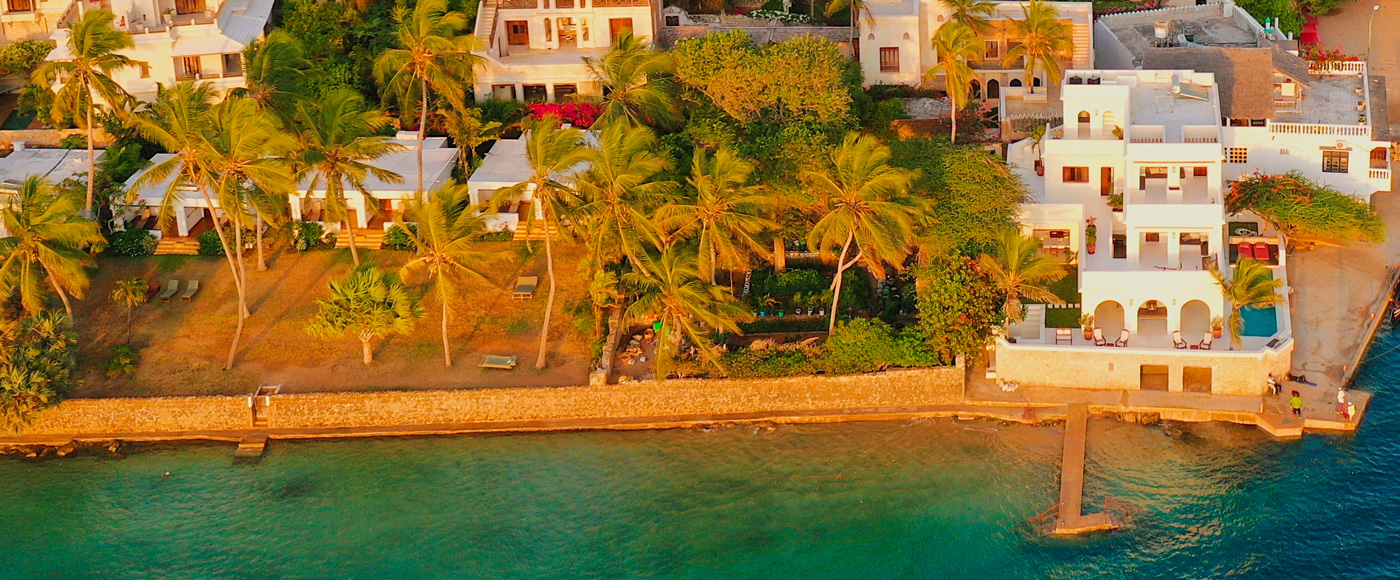 vue aérienne du village côtier de Lamu Island au Kenya avec maisons, palmiers et océan