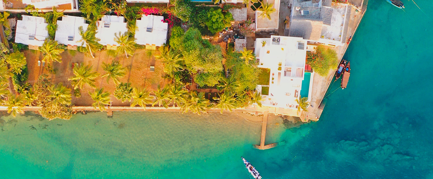 vue aérienne de villas en bord de mer à Shella Beach sur l’île de Lamu au Kenya