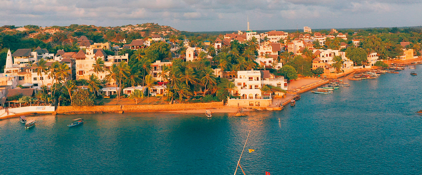 vue aérienne de villas en bord de mer île de Lamu au Kenya