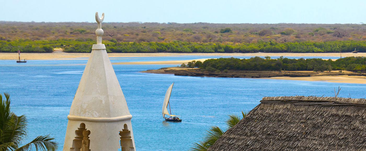 vue sur l’architecture swahilie et l’océan autour de Lamu au Kenya avec un dhow au large
